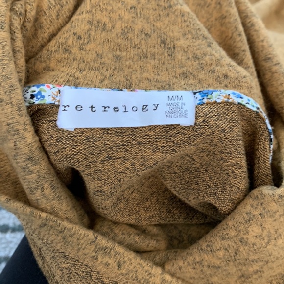 Retrology NWT cowl neck with buttons - Picture 4 of 6